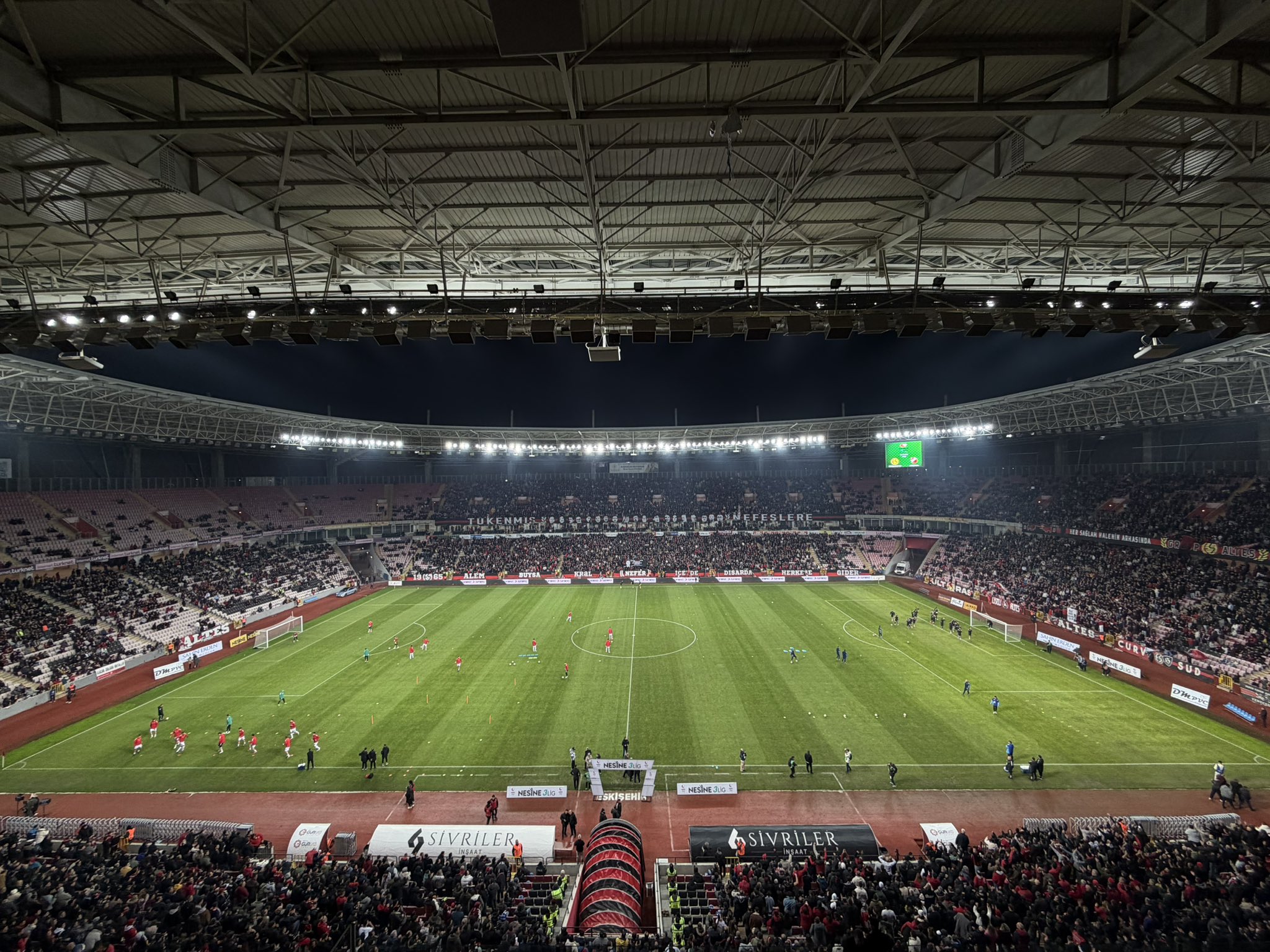 Eskişehirspor’dan müthiş zafer 1 Türkiye Nesine 3. Lig 4. Grup’ta şampiyonluk mücadelesi veren iki ekibin maçında Eskişehirspor, Karşıyaka’yı 3-0 mağlup etti.