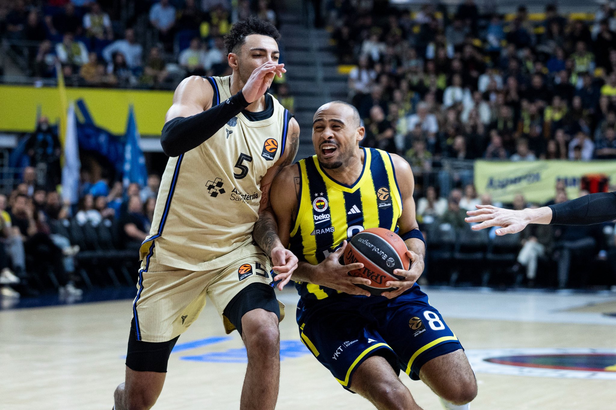 EuroLeague’de son şampiyon Fenerbahçe Beko, Barcelona’yı 72-71 yenerek önemli bir galibiyet aldı