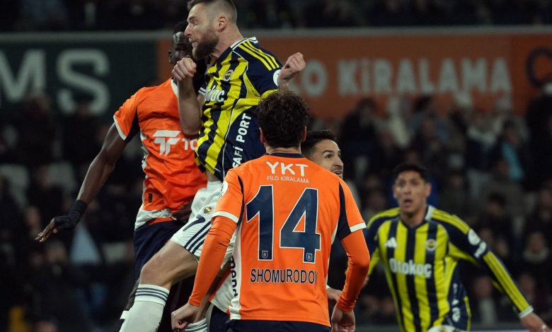 Fenerbahçe, İstanbul'da iki puan bıraktı 1 Trendyol Süper Lig’de haftaya ezeli rakibi Galatasaray’ın bir puan gerisinde giren Fenerbahçe, Başakşehir deplasmanında takıldı