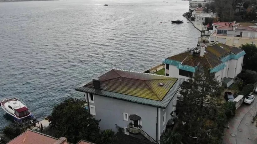 Ünlülere yönelik yürütülen uyuşturucu soruşturmasında hakkında yakalama kararı bulunan iş insanı Kasım Garipoğlu’nun Yeniköy’de kiraladığı yalı görüntülendi.