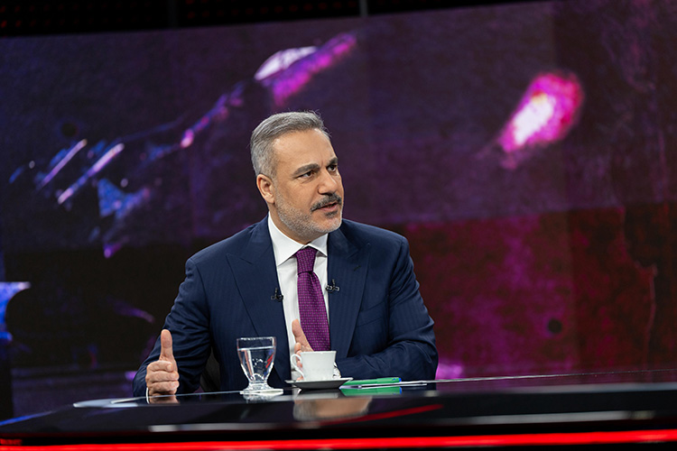 Hakan Fidan: Suriye’de yatırımlar başladı ama yıkım çok büyük 1 Dışişleri Bakanı Hakan Fidan, Suriye’de yatırımların yavaş yavaş hayata geçirildiğini belirterek, geri dönüşler için temel hizmetleri sağlayacak güçlü bir altyapıya ihtiyaç olduğunu söyledi.