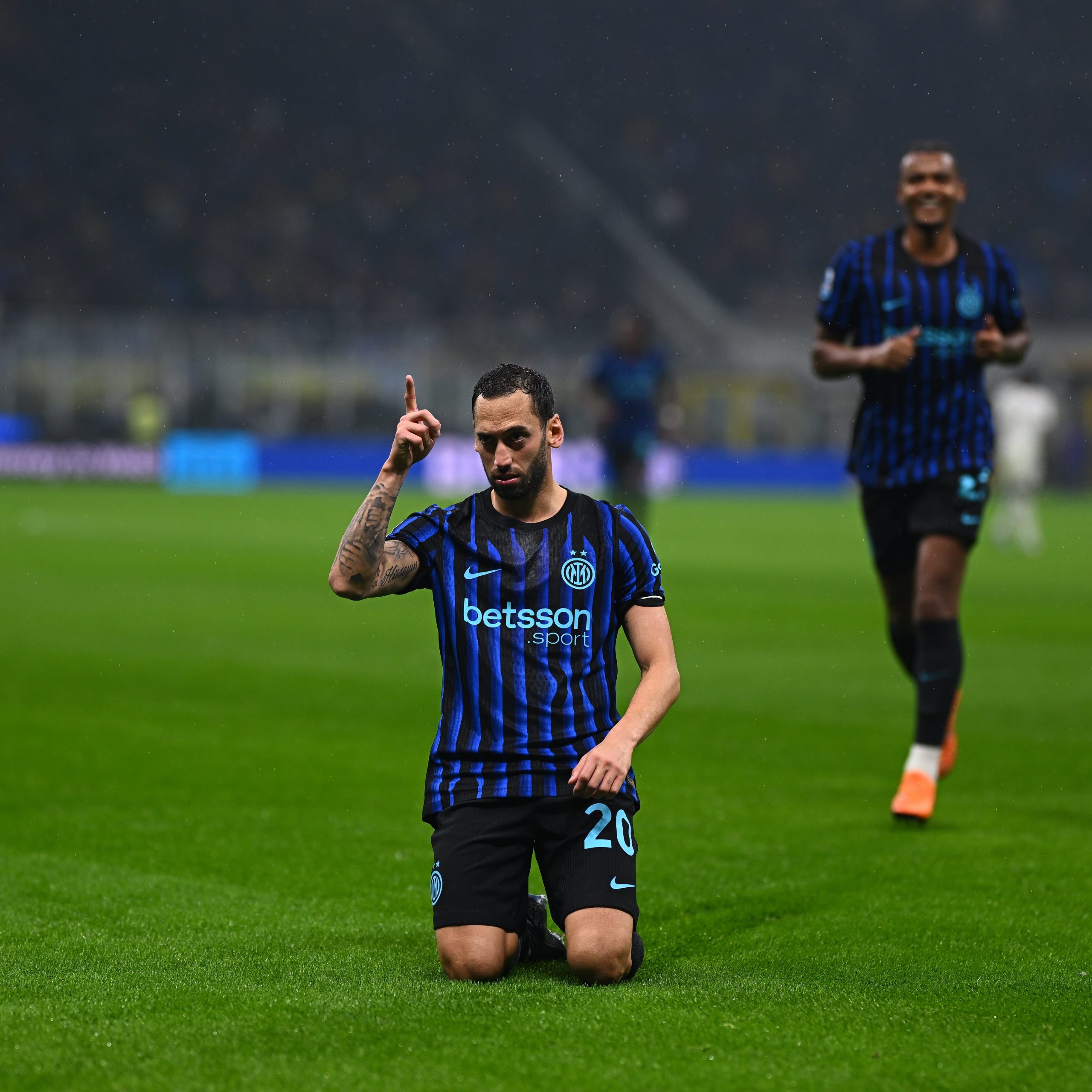 Hakan Çalhanoğlu 1 numara 1 Hakan Çalhanoğlu, en büyük 5 ligde tüm kulvarlarda en fazla asist+gol katkısı yapan defansif orta saha oyuncusu oldu