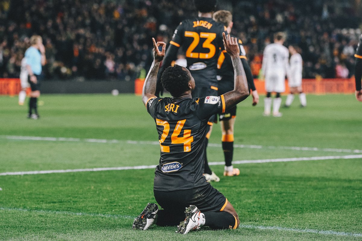 Acun Ilıcalı’nın sahibi olduğu Hull City, transfer yasağına karşın İngiltere Premier Ligi’ne yükselme yarışında çok iddialı