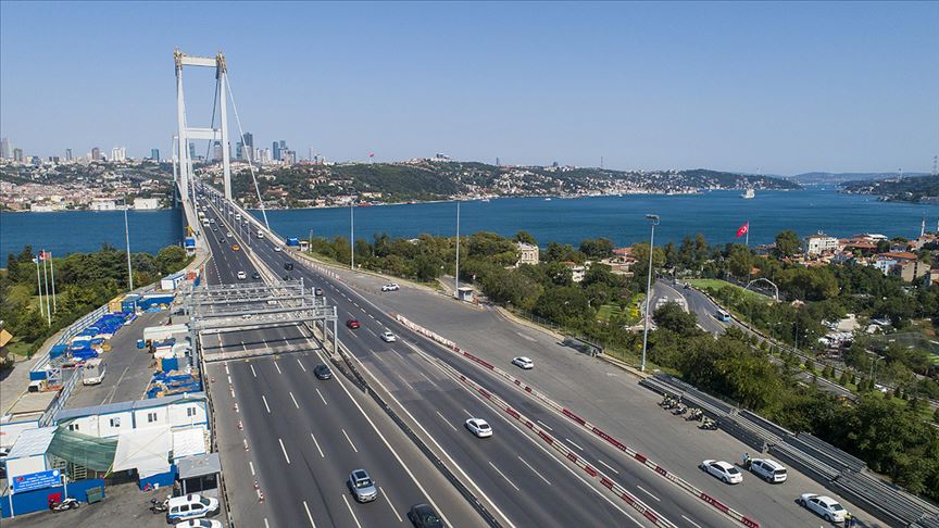 İstanbul Valiliği tarafından yapılan açıklamaya göre, bugün 31 Aralık yılbaşı güvenlik tedbirleri kapsamında bazı ilçelerde trafik akışı kısıtlandı.