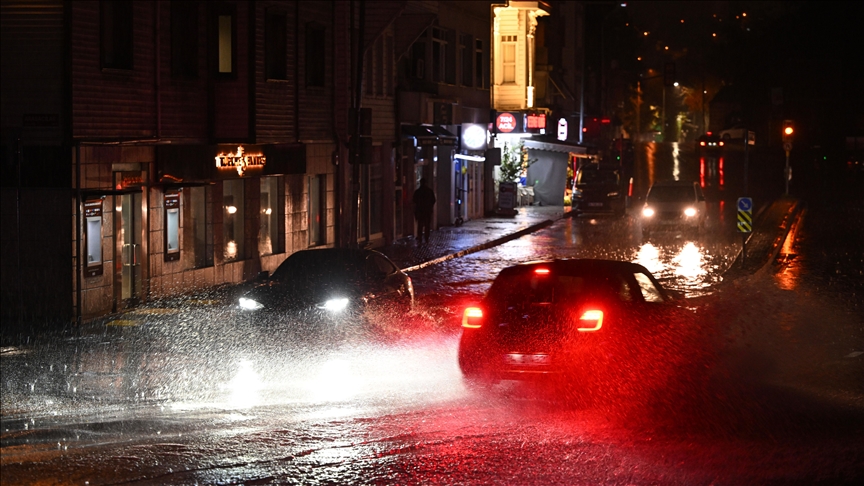İstanbul Valiliğinin sarı kodlu uyarısının ardından kent genelinde beklenen sağanak gece saatlerinde etkisini gösterdi.