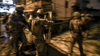 Uuyuşturucu baskını çatışmaya dönüştü: Bir polis şehit oldu 1 İstanbul Çekmeköy’de narkotik operasyonu sırasında evden açılan ateş sonucu Özel Harekat polisi Emre Albayrak şehit oldu.