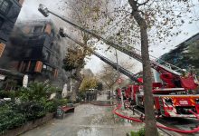 Kadıköy Bağdat Caddesi'nde 5 katlı bir binanın dış cephesinde başlayan yangın kısa sürede yayıldı