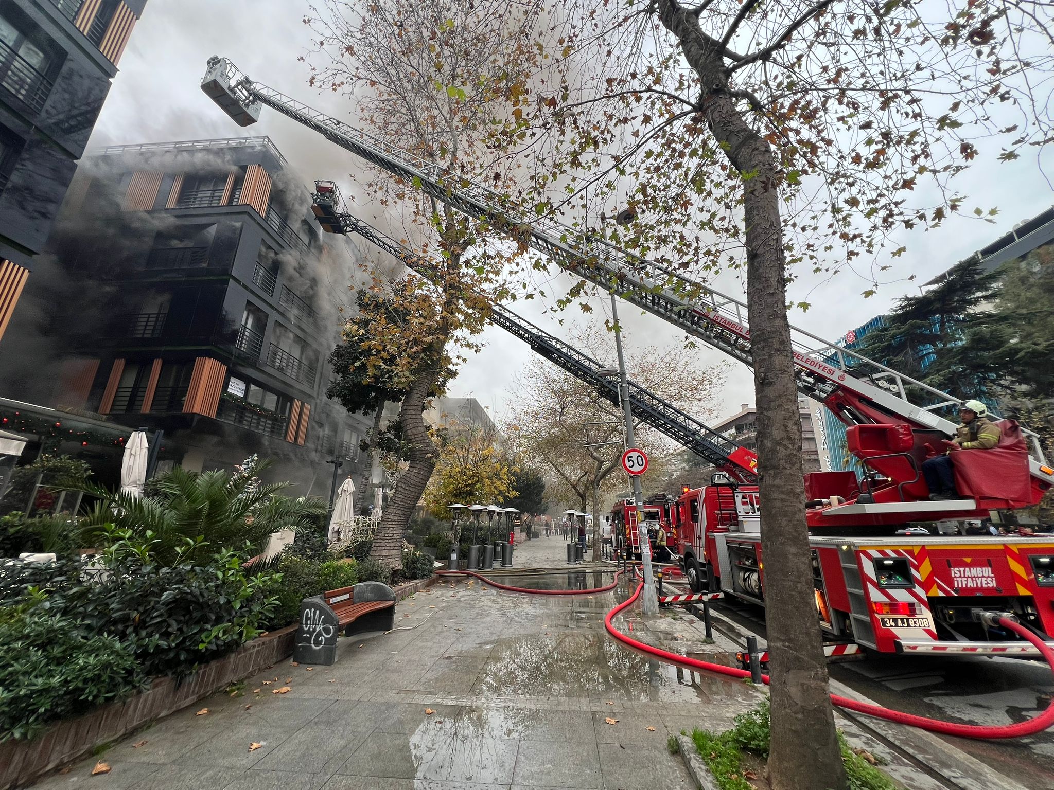 Kadıköy Bağdat Caddesi'nde 5 katlı bir binanın dış cephesinde başlayan yangın kısa sürede yayıldı