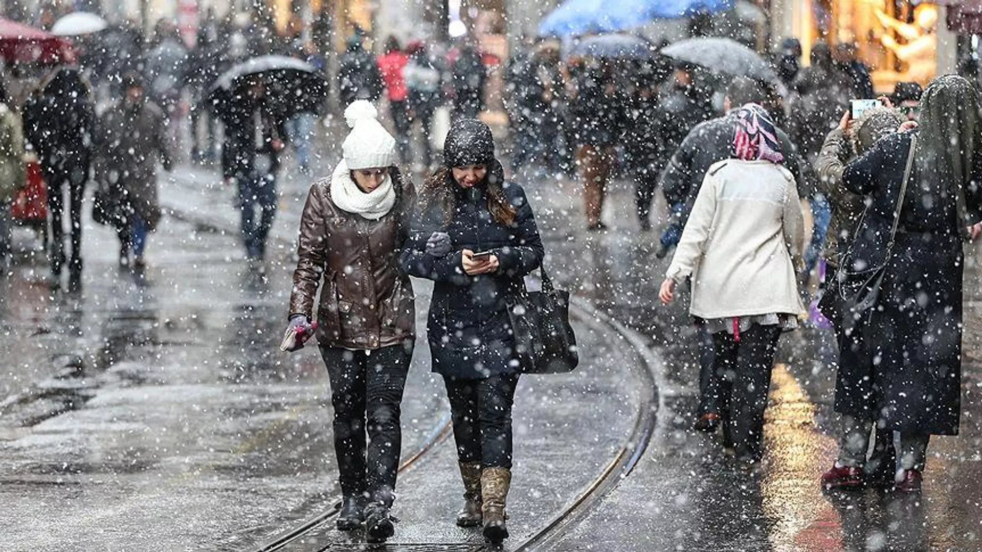 İşte İstanbul’a kar yağacak tarihler 1 Meteoroloji uzmanı Güven Özdemir, merakla beklenen İstanbul’a kar yağışının tarihlerini açıkladı