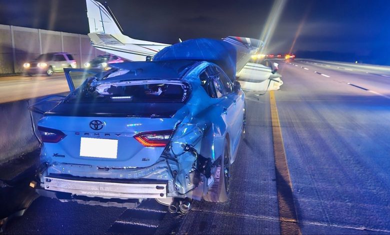 ABD’nin Florida eyaletinde küçük bir uçak, otomobilin üzerine düştü. Araç sürücüsü kadın hafif şekilde yaralandı