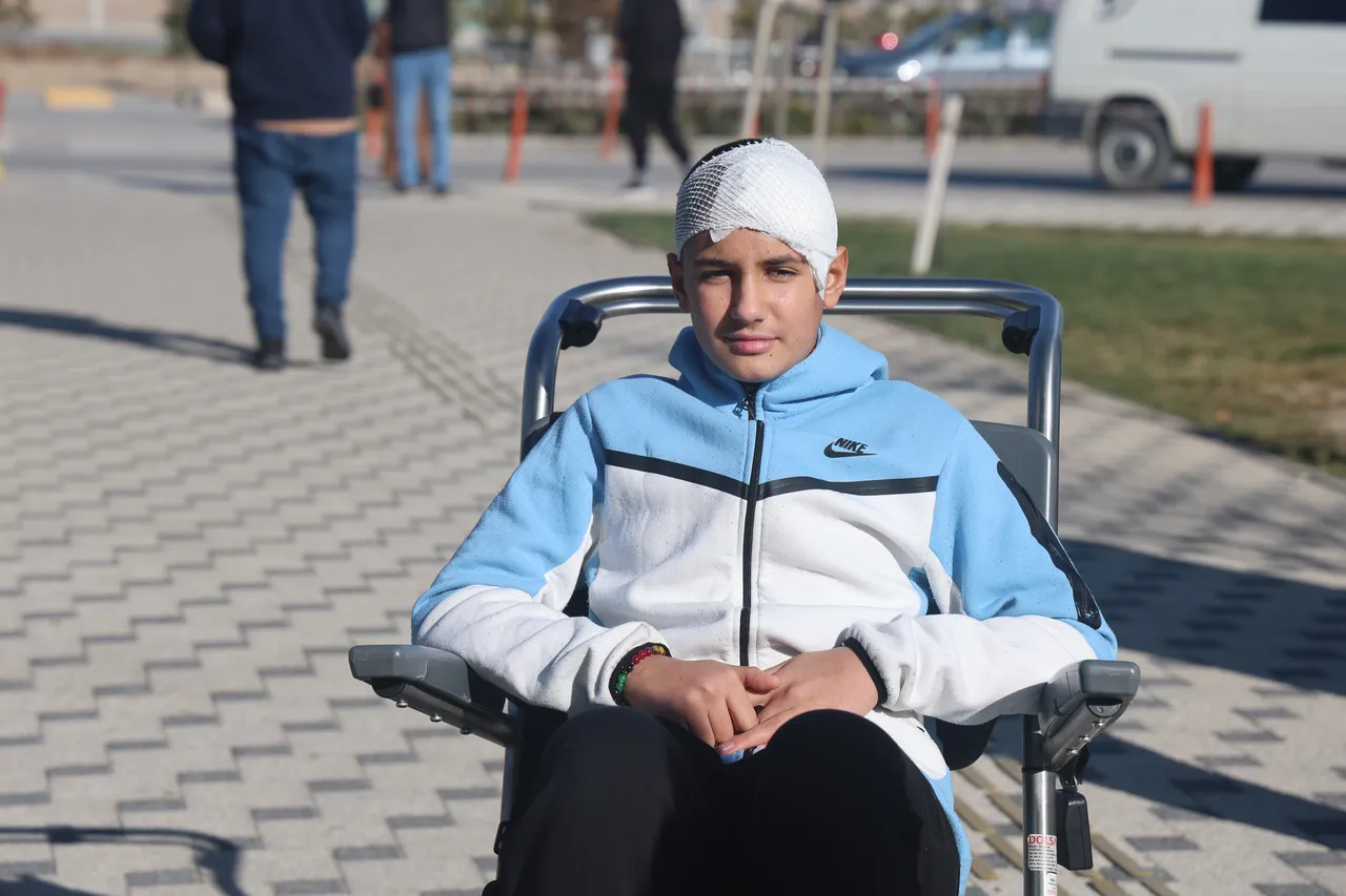 Konya’da yaşanan ‘akran zorbalığı’ kan dondurdu. 13 yaşındaki Hasan Berat, futbol antrenmanı sonrasında arkadaşı tarafından korkunç bir saldırıya uğradı