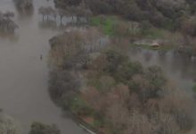 ABD’nin California eyaletinde etkili olan şiddetli fırtınalar ve “atmosferik nehir” yağışları Los Angeles’ta sel ve toprak kaymalarına yol açtı.