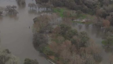 ABD’nin California eyaletinde etkili olan şiddetli fırtınalar ve “atmosferik nehir” yağışları Los Angeles’ta sel ve toprak kaymalarına yol açtı.