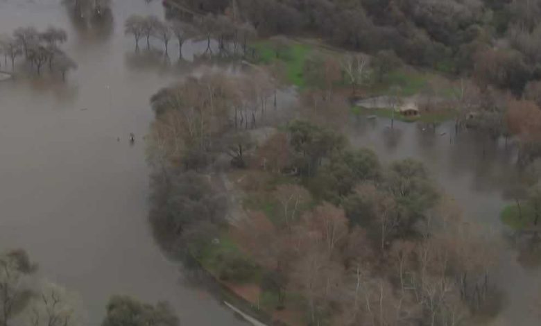 Los Angeles’ta 72 saatte yıllık yağışın yarısı düştü 7 ABD’nin California eyaletinde etkili olan şiddetli fırtınalar ve “atmosferik nehir” yağışları Los Angeles’ta sel ve toprak kaymalarına yol açtı.