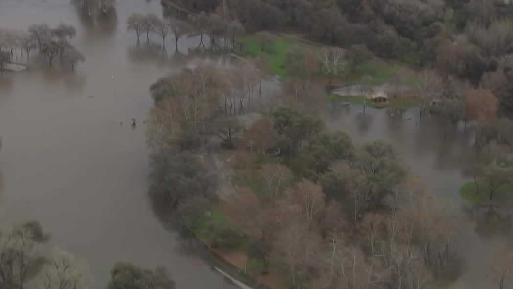 Los Angeles’ta 72 saatte yıllık yağışın yarısı düştü 1 ABD’nin California eyaletinde etkili olan şiddetli fırtınalar ve “atmosferik nehir” yağışları Los Angeles’ta sel ve toprak kaymalarına yol açtı.