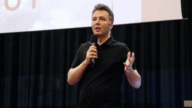 Mehmet Akif Ersoy görevden uzaklaştırdı 7 Habertürk TV Genel Yayın Yönetmeni Mehmet Akif Ersoy, “uyuşturucu soruşturması” kapsamında gözaltına alındı.