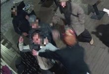 İtalya’nın Napoli kentinde, kentin en işlek noktalarından Via Toledo’da bir binanın saçak kısmından kopan molozlar iki genç turisti yaraladı.