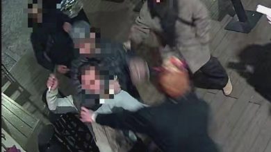 İtalya’nın Napoli kentinde, kentin en işlek noktalarından Via Toledo’da bir binanın saçak kısmından kopan molozlar iki genç turisti yaraladı.