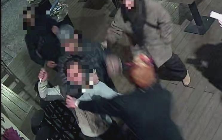 Napoli’de kalabalık caddede korku dolu anlar 6 İtalya’nın Napoli kentinde, kentin en işlek noktalarından Via Toledo’da bir binanın saçak kısmından kopan molozlar iki genç turisti yaraladı.