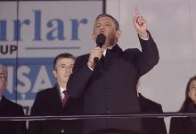 Özgür Özel, Çatalca’daki “Millet İradesine Sahip Çıkıyor” mitinginde hem hükümeti hem yargıya müdahale iddialarını hedef alan açıklamalar yapti.