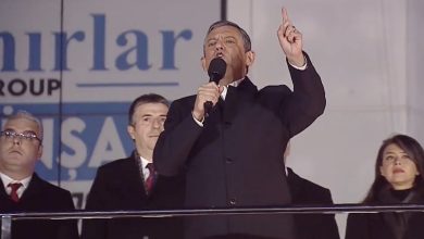 Özgür Özel, Çatalca’daki “Millet İradesine Sahip Çıkıyor” mitinginde hem hükümeti hem yargıya müdahale iddialarını hedef alan açıklamalar yapti.