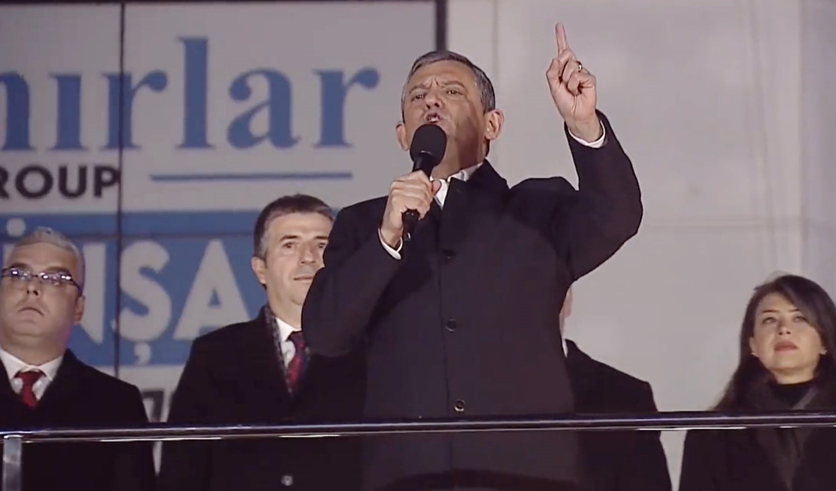 Özgür Özel, Çatalca’daki “Millet İradesine Sahip Çıkıyor” mitinginde hem hükümeti hem yargıya müdahale iddialarını hedef alan açıklamalar yapti.