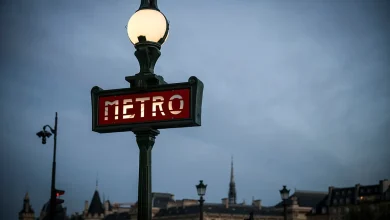 Paris’te metro hattı 3’te 30 dakika içinde üç ayrı bıçaklı saldırı yaşandı. Saldırgan kısa sürede yakalandı.