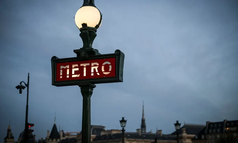 Paris metrosunda bıçaklı saldırı dehşeti 4 Paris’te metro hattı 3’te 30 dakika içinde üç ayrı bıçaklı saldırı yaşandı. Saldırgan kısa sürede yakalandı.