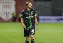 Sakaryaspor’un tecrübeli oyuncusu Caner Erkin, maç içinde hakeme yönelik hakareti nedeniyle PFDK tarafından 5 maç men cezasına çarptırıldı.