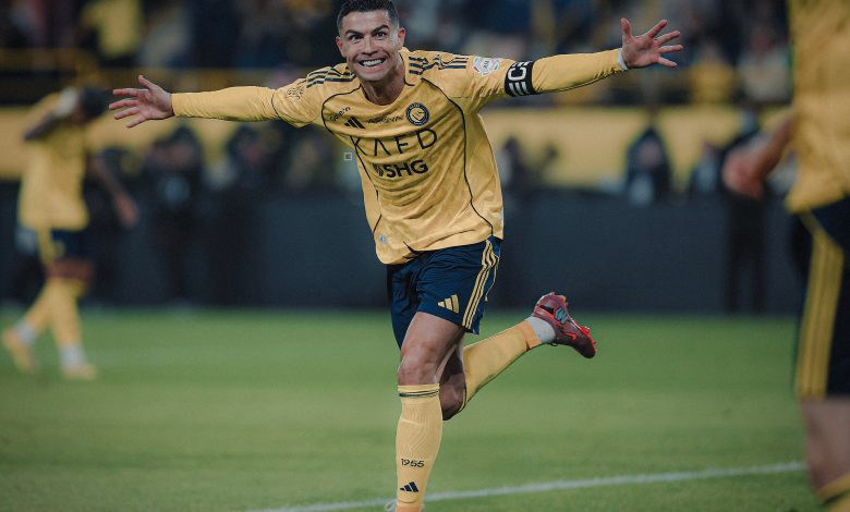 Cristiano Ronaldo yaşlanmıyor! 3 40 yaşındaki Cristiano Ronaldo, Al Nassr'ın Al Akhdoud'u 3-0 yendiği maçta iki gol atarak kariyerinde 956 gole ulaştı