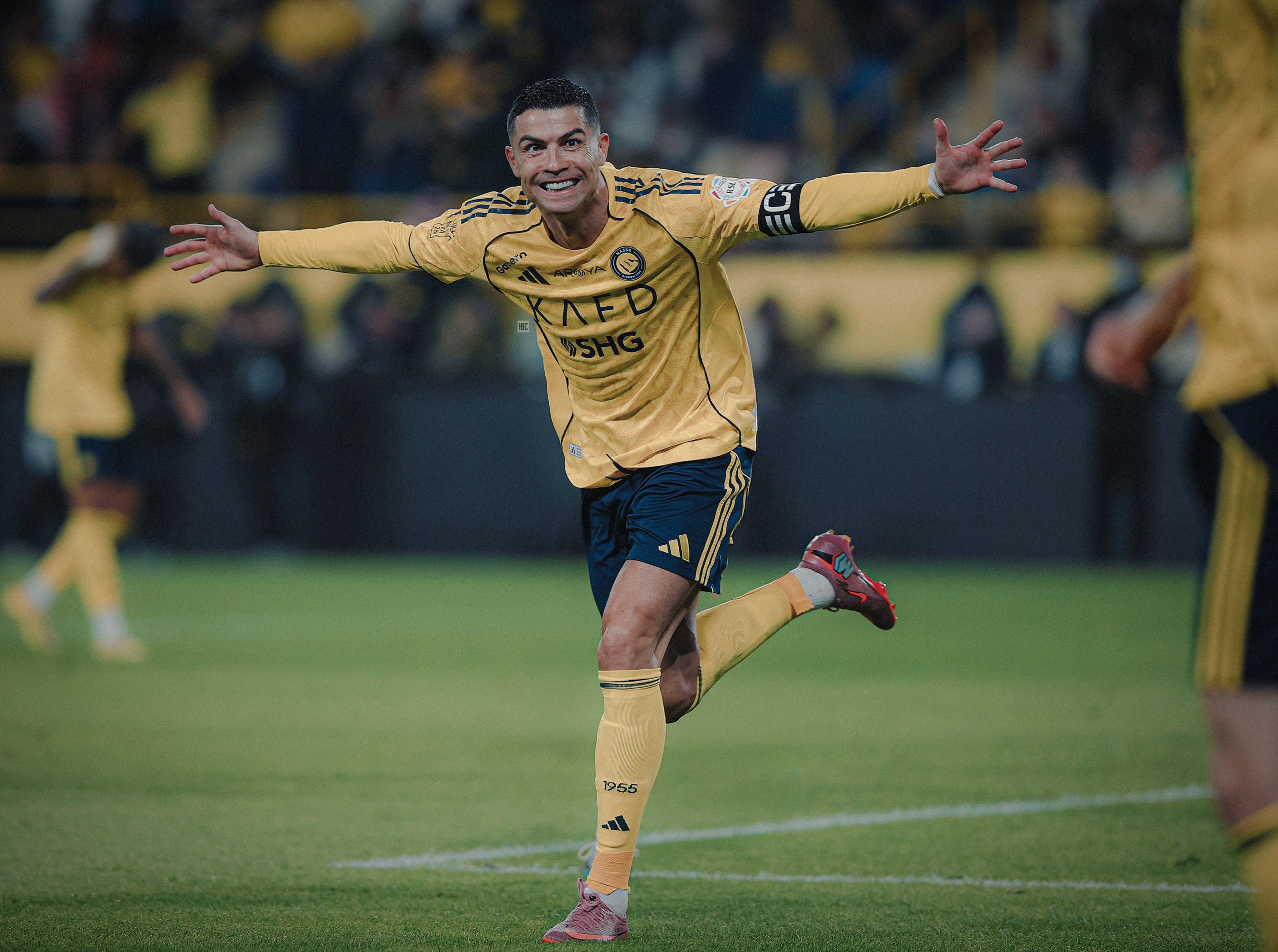 40 yaşındaki Cristiano Ronaldo, Al Nassr'ın Al Akhdoud'u 3-0 yendiği maçta iki gol atarak kariyerinde 956 gole ulaştı