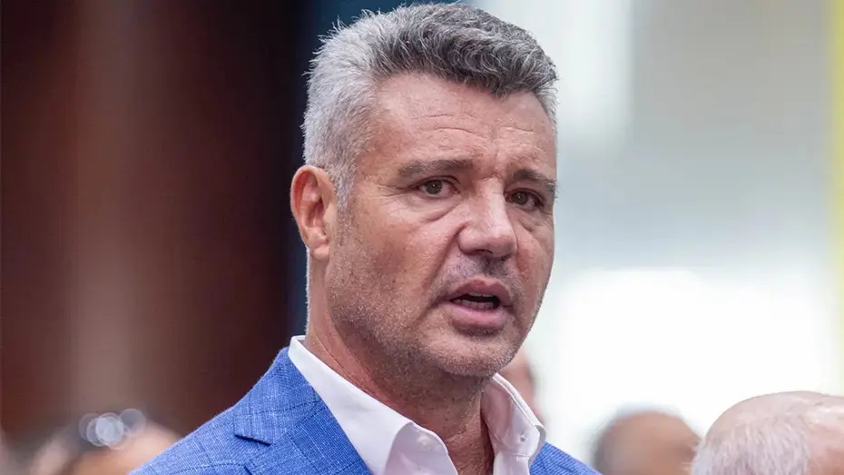 Sadettin Saran, uyuşturucu temin etme, uyuşturucu kullanımını kolaylaştırmak ve uyuşturucu kullanma suçlamaları kapsamında İstanbul İl Jandarma Komutanlığı ekiplerince gözaltına alındı.