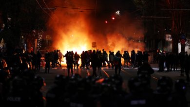 Bulgaristan başkenti Sofya’da Bakanlar Kurulu binası önünde akşam saatlerinde spontane bir protesto düzenlendi.