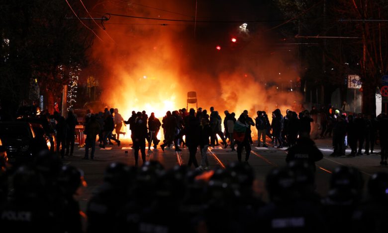 Bulgaristan başkenti Sofya’da Bakanlar Kurulu binası önünde akşam saatlerinde spontane bir protesto düzenlendi.