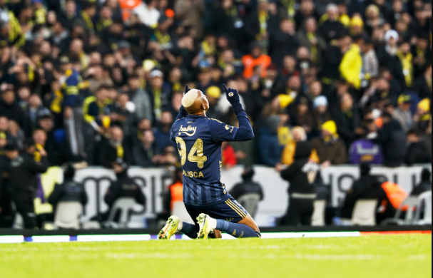 Trendyol Süper Lig’in tek yenilmez takımı Fenerbahçe, Eyüpspor deplasmanında kazanarak maç fazlasıyla lider Galatasaray’ı yakaladı