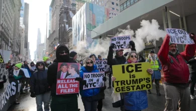 Trump Tower önünde danslı ve şarkılı protesto 1 New York’ta Trump Tower önünde sivil toplum grupları, Donald Trump yönetiminin göçmenlik politikalarını protesto etti.