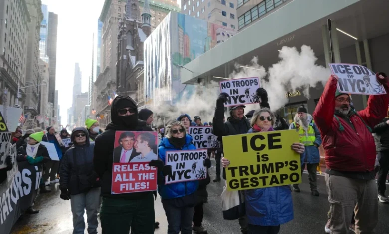 New York’ta Trump Tower önünde sivil toplum grupları, Donald Trump yönetiminin göçmenlik politikalarını protesto etti.