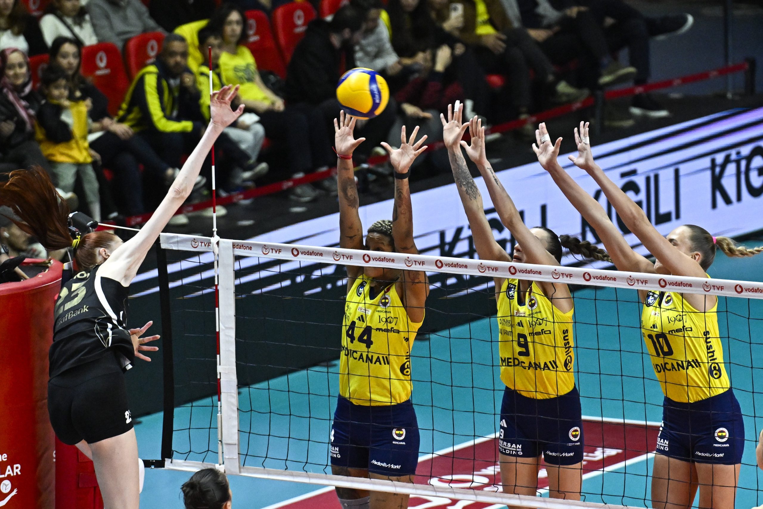 VakıfBank, voleybolun kraliçesi 1 Vodafone Sultanlar Ligi'nin 10. haftasında VakıfBank, deplasmanda Fenerbahçe Medicana'yı 3-2 mağlup etti ve ligin tek namağlup takımı olarak liderliğini sürdürdü.