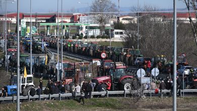 Yunanistan'da çiftçiler ayaklandı 1 Yunanistan'da çiftçiler geciken ödemelerin ve üretim maliyetlerini düşürecek düzenlemelerin yapılması için sokağa indi