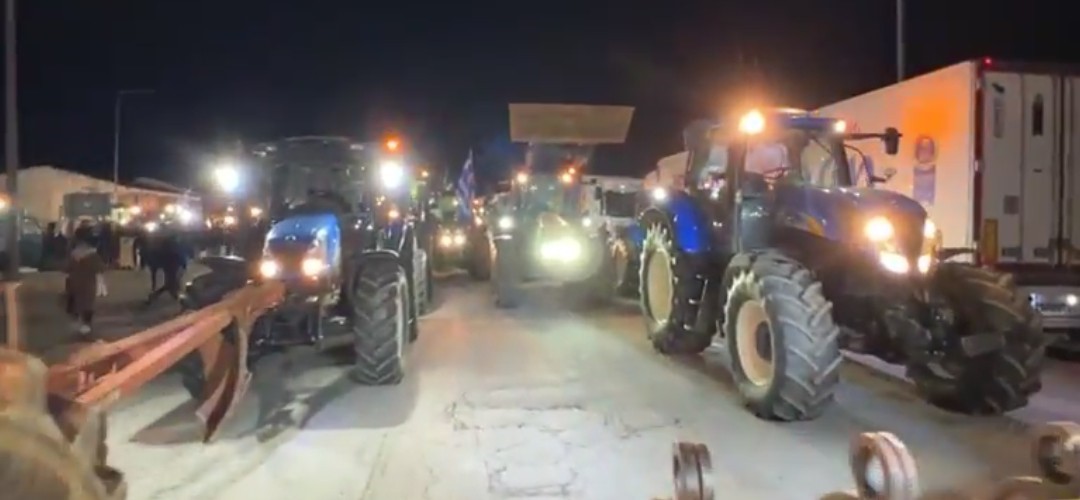 Yunanistan’da tarım politikalarına karşı büyüyen çiftçi protestoları, İpsala–Kipi hattını kapattı; tır geçişleri durdurulurken araçlar alternatif kapılara yönlendiriliyor.