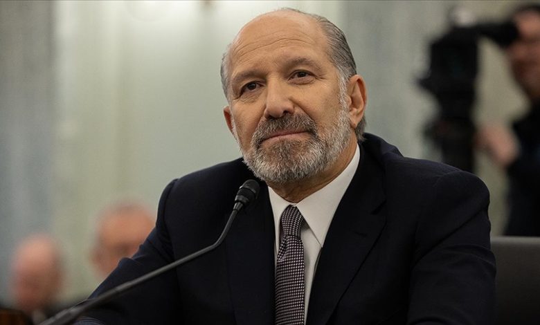 ABD Ticaret Bakanı Howard Lutnick’in milyarder Jeffrey Epstein ile 2012 yılında Karayipler’de bir araya gelmek için yazıştığı ortaya çıktı.