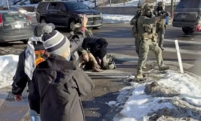 Vurularak öldürülen Alex Pretti’nin olaydan 11 gün önce göçmenlik ekipleriyle yaşadığı sert müdahale anları yeni görüntülerle ortaya çıktı.