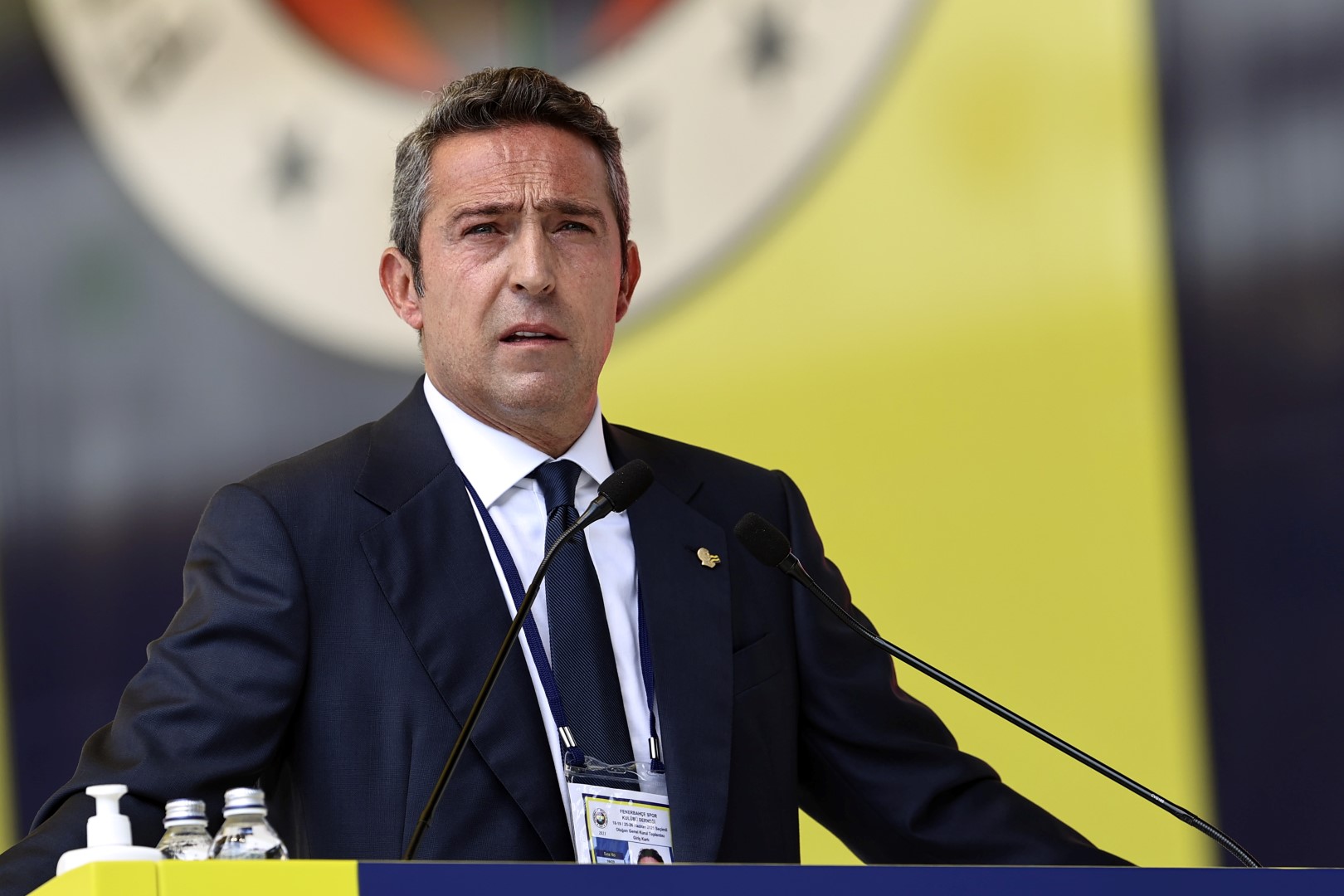 Fenerbahçe Kulübü'nün eski başkanı Ali Koç alacağı tüm parayı resmen hibe etti