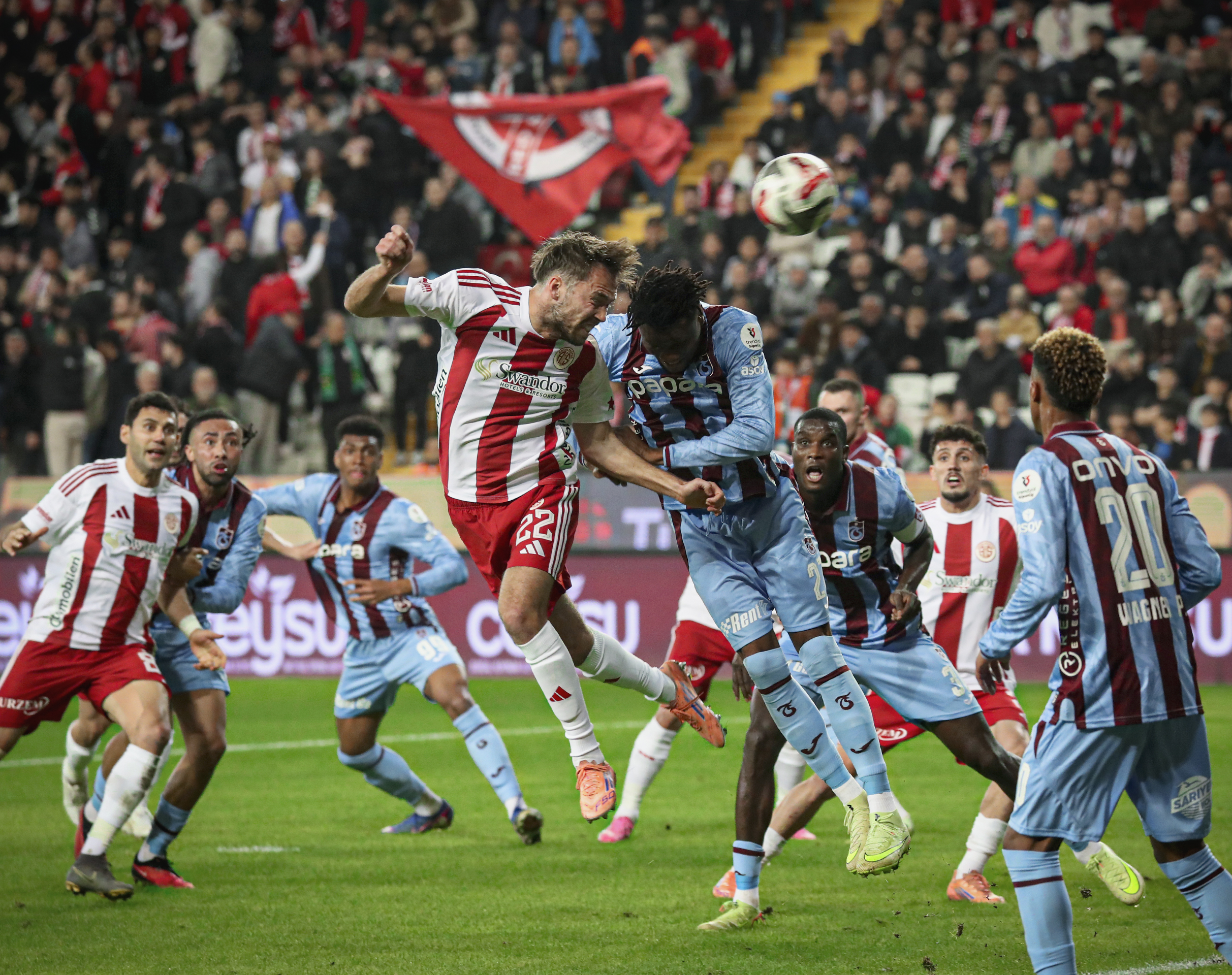 Trendyol Süper Lig'de üçüncü sırada yer alan Trabzonspor, Antalyaspor deplasmanında 1-1 berabere kaldı