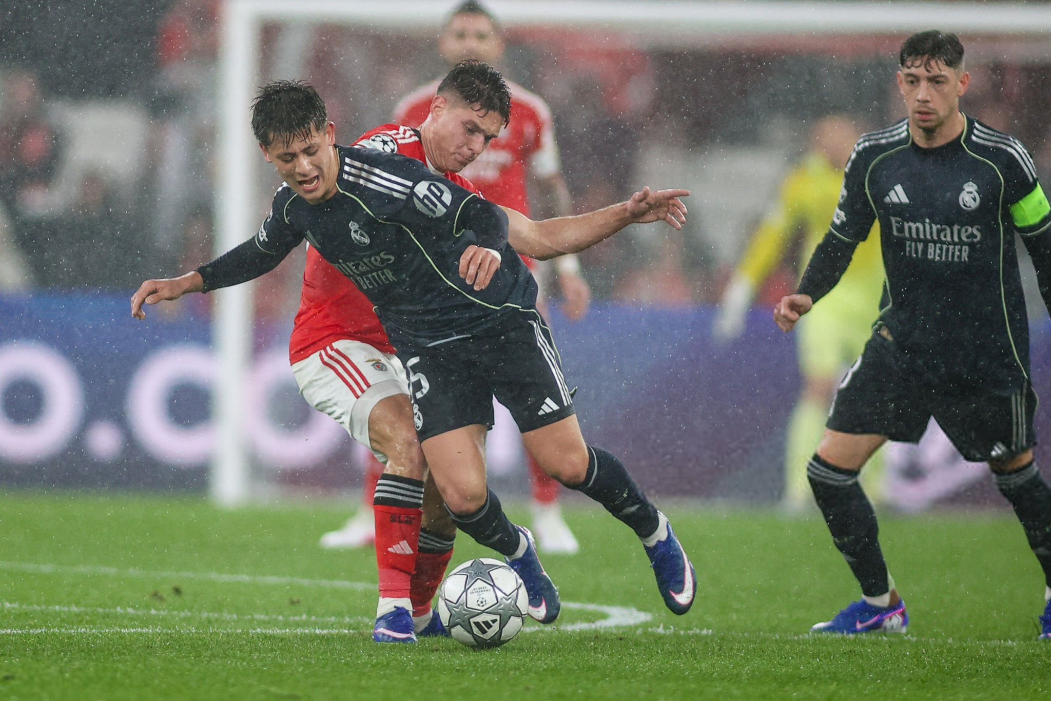 Milli futbolcumuz Arda Güler, Real Madrid'in Benfica'ya 4-2 yenildiği karşılaşmada yine oyundan çıkarılınca çıldırdı