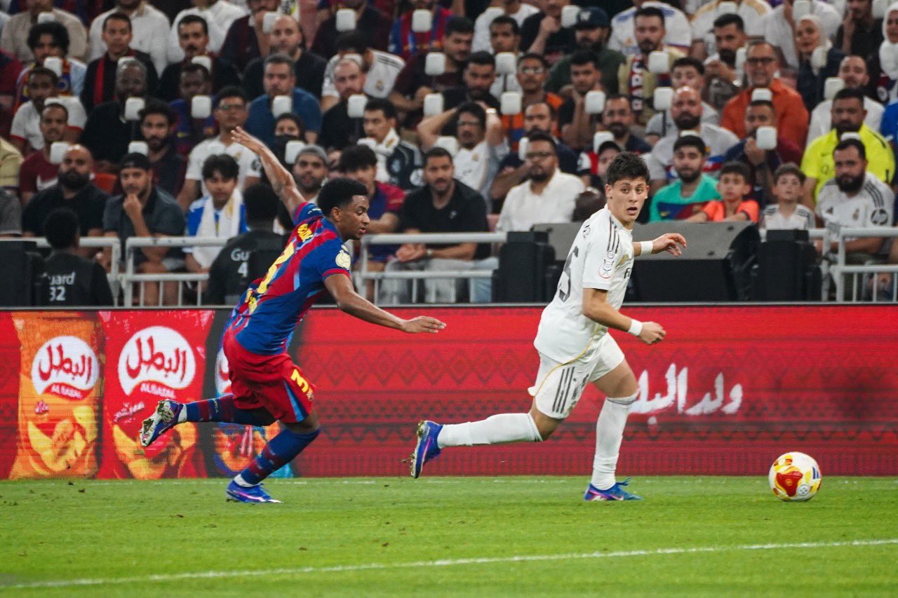 Real Madrid'in ezeli rakibi Barcelona'ya 3-2 kaybettiği Süper Kupa finalinde Arda Güler'in 68. dakikada sahaya sürülmesine tepki var