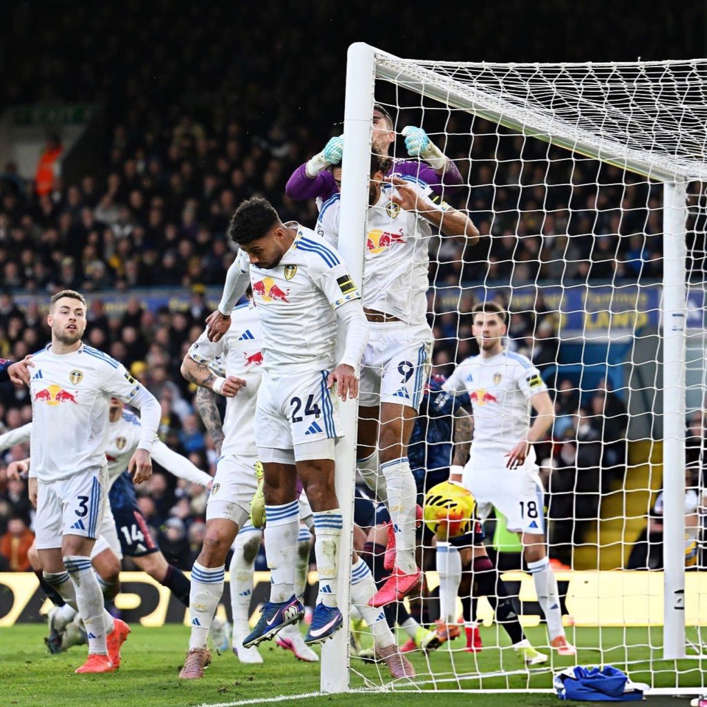 İngiltere Premier Lig lideri Arsenal, Leeds United deplasmanında kazanarak 3 maç aradan sonra ilk galibiyetini aldı