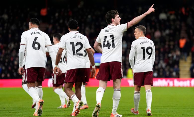 Arsenal düelloyu bırakmadı 2 İngiltere Premier Lig lideri Arsenal, geriye düştüğü Bournemouth deplasmanında kazanarak zirvede kalmayı sürdürdü