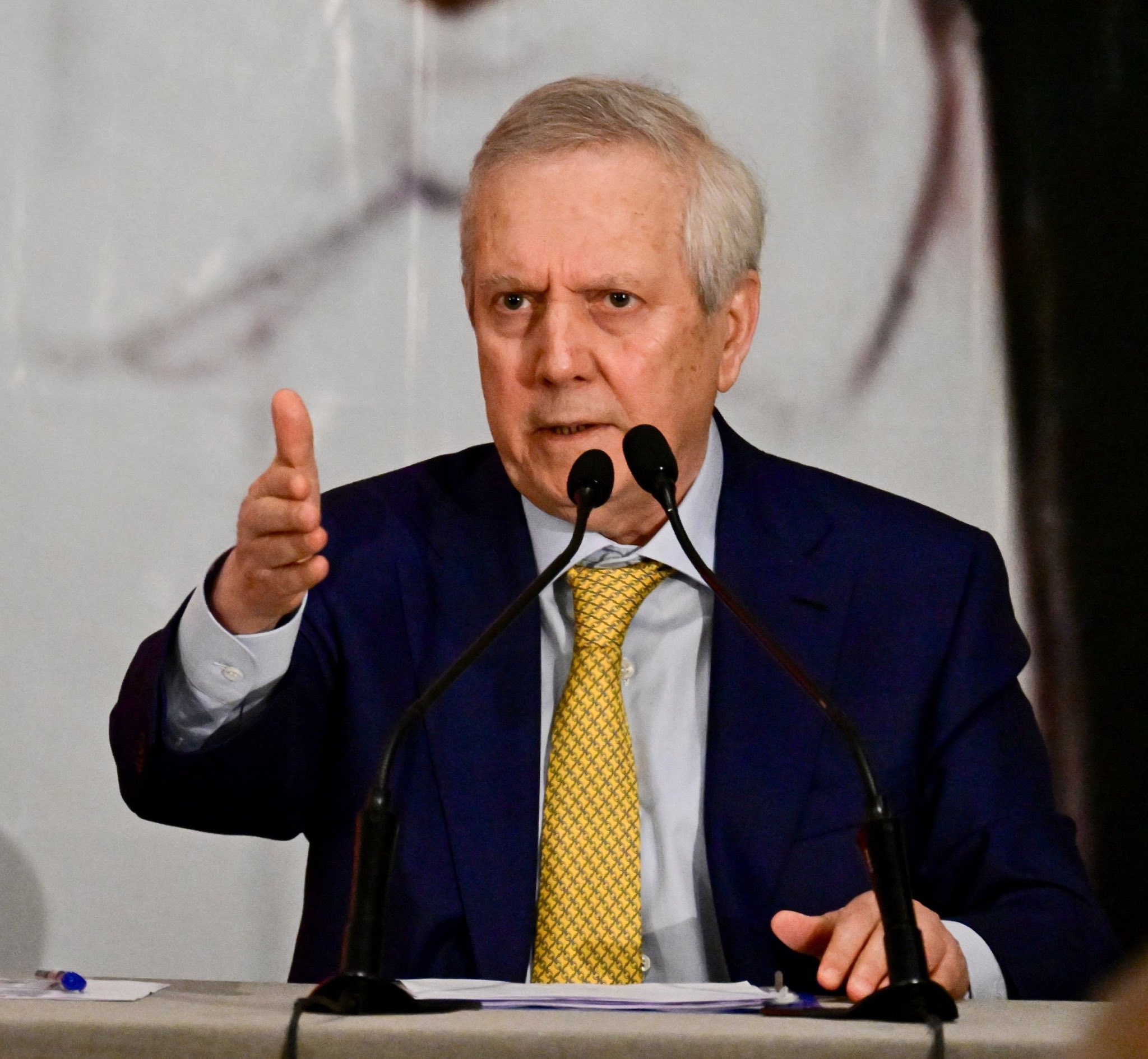 Fenerbahçe'nin eski başkanı Aziz Yıldırım, Bebek Otel ile ilgili dijital haber yaparken fotoğrafını kullanan gazeteci Özlem Gürses'i uyardı