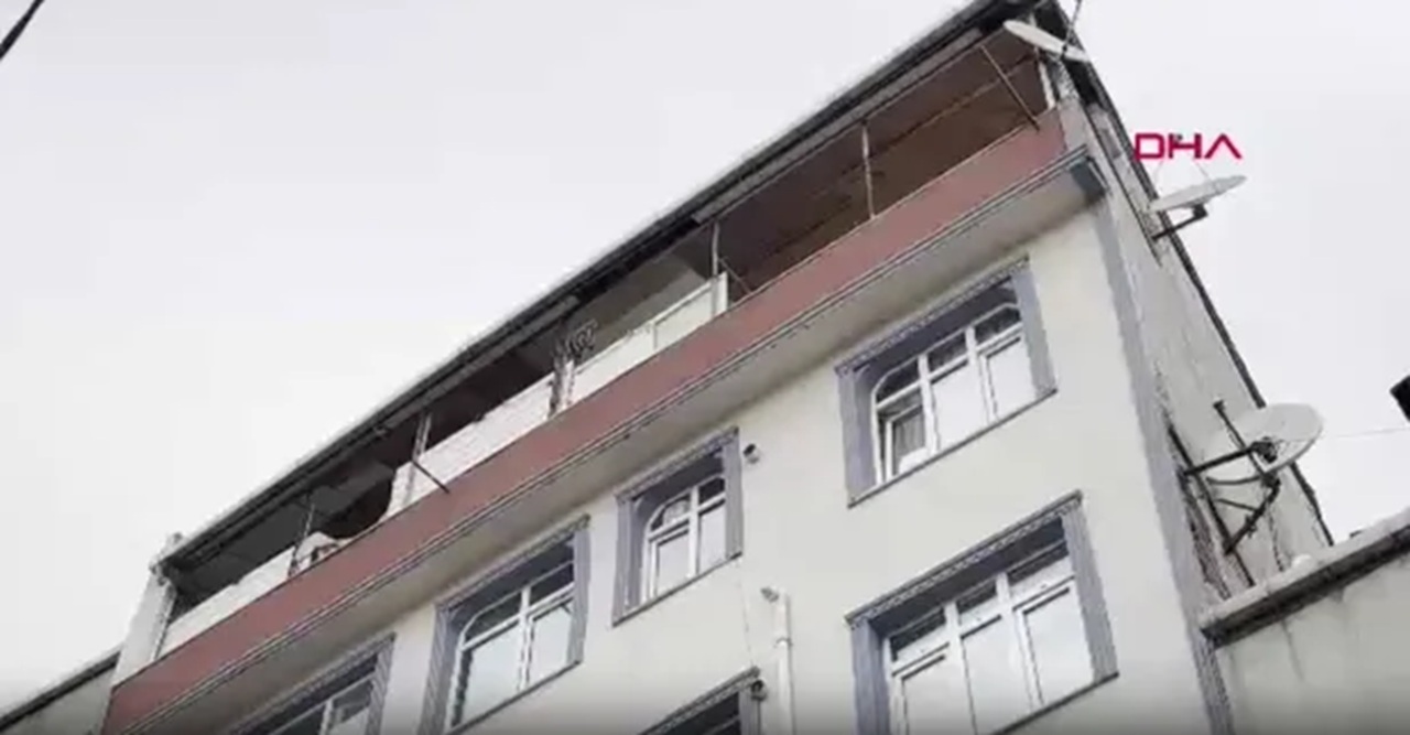 Yapılan ilk incelemede aynı evde bulunan 4 kişiden 3’ünün hayatını kaybettiği belirlendi. Olayın karbonmonoksit zehirlenmesi olduğu düşünülüyor.